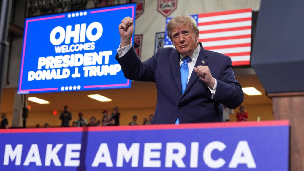 Cheques de 5.000 dólares y un número personal expuesto: ¿una estrategia desesperada de Trump para las elecciones?