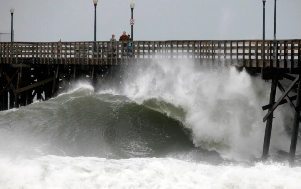 Onda marina se desplaza a lo largo de la costa sur de California