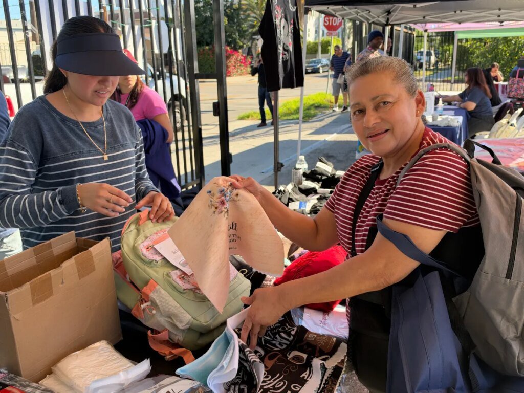 Personas sin hogar reciben ropa y artículos esenciales en Van Nuys